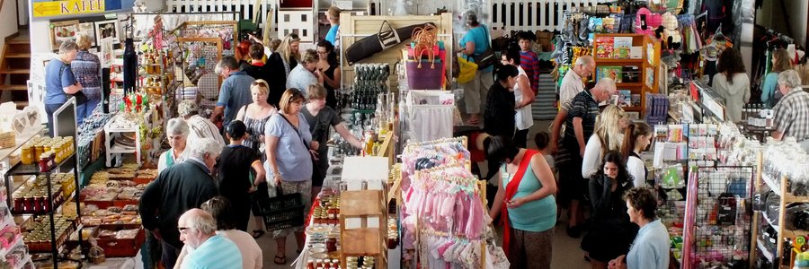 â€˜n Kykie na verlede jaar se bedrywige Kersmark (Argieffoto: Gansbaai Courant)